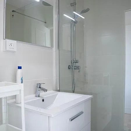 Le Lavandou: Appt T2 + Cabine, 250m Plage, Animaux Admis, Parking, Climatisation, 4-5 Pers. Appartamento