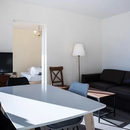 Le Lavandou: Appt T2 + Cabine, 250m Plage, Animaux Admis, Parking, Climatisation, 4-5 Pers. * Le Lavandou