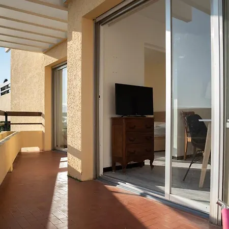 Le Lavandou: Appt T2 + Cabine, 250m Plage, Animaux Admis, Parking, Climatisation, 4-5 Pers. *